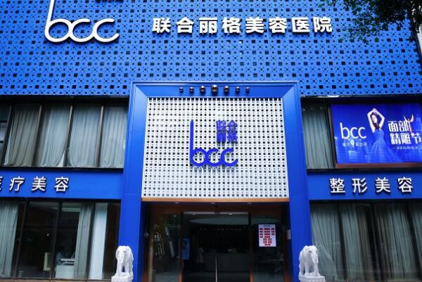 ​​重庆整形医院怎么选不踩雷？2025价格参考+医生技术分析